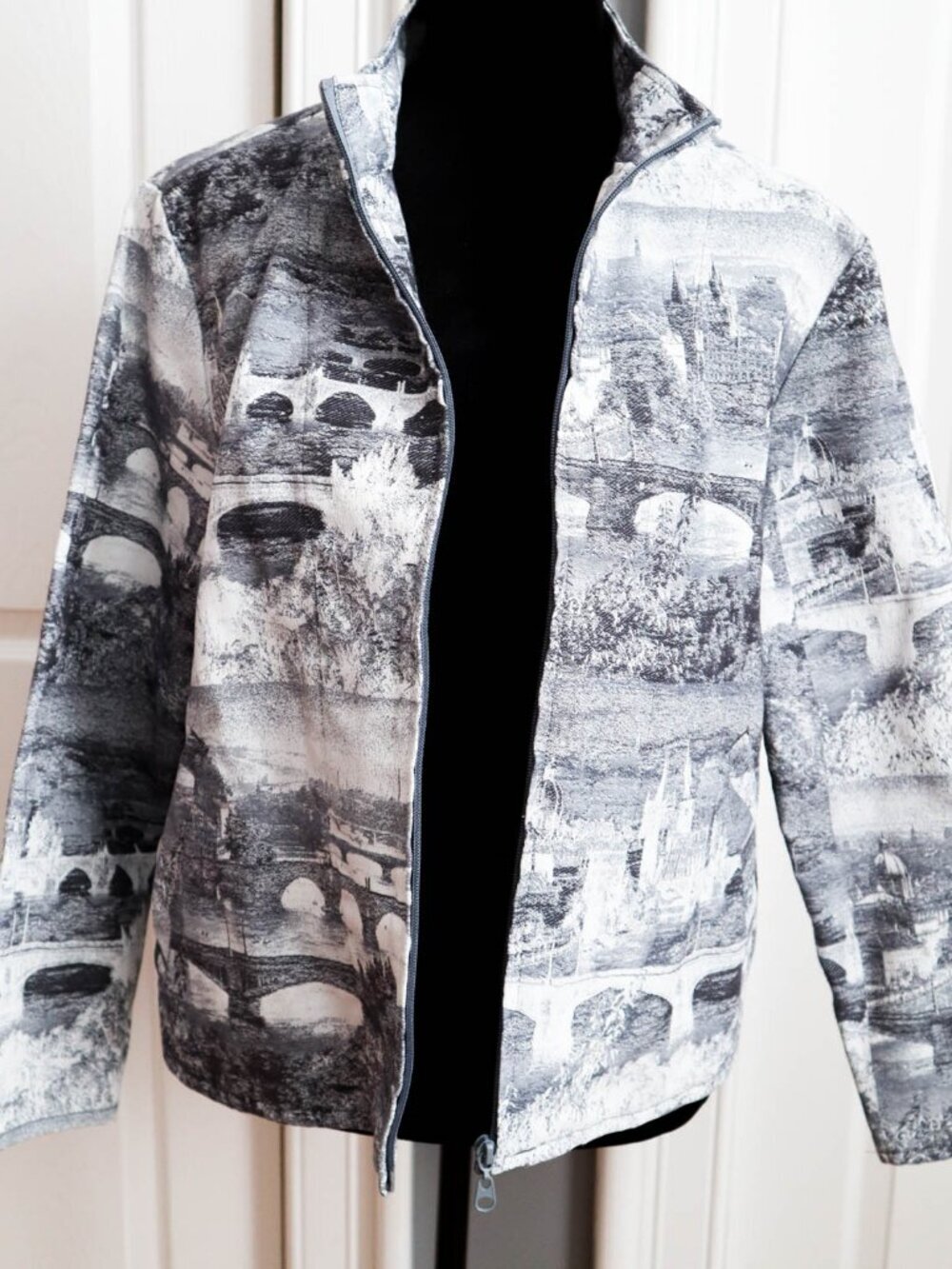 Chico's Full Zip Up Statement Jacket European Tapestry Print Sz 1 (M) Artsy - Picture 2 of 11